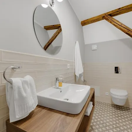 Palace מלון דירות 4*