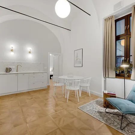 Palace מלון דירות 4*