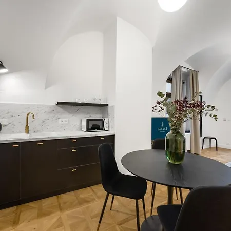 Palace מלון דירות 4*