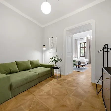 Palace מלון דירות 4*