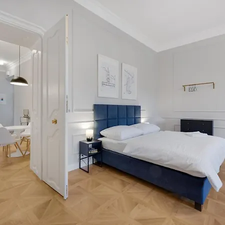 Palace מלון דירות 4*