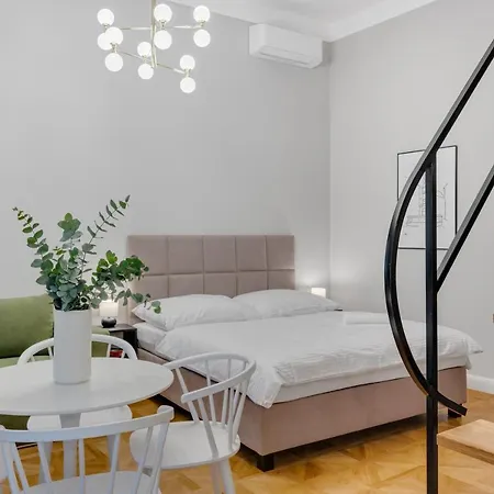 Palace מלון דירות 4*